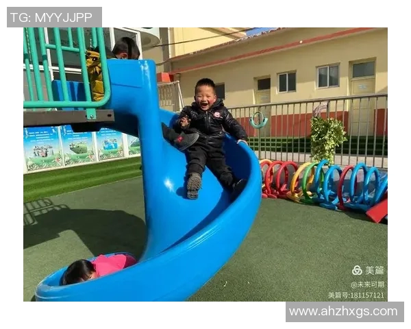 一年级小朋友快乐踢足球的精彩瞬间与成长故事分享