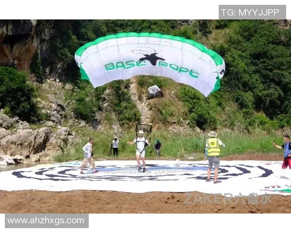 在空中飞翔与地面竞技的完美结合跳伞与足球的极限挑战之旅